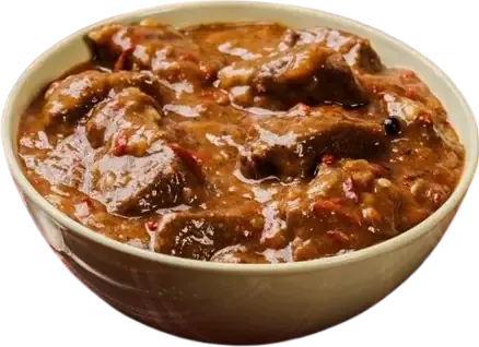 juneći gulaš u tanjiru